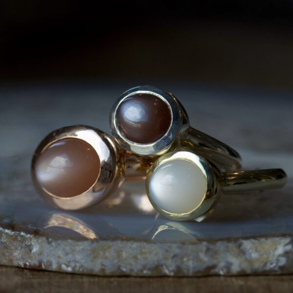 Gouden ringen, geelgoud, witgoud, roodgoud: met maansteen; wit, grijs en peachy Indian moonstone