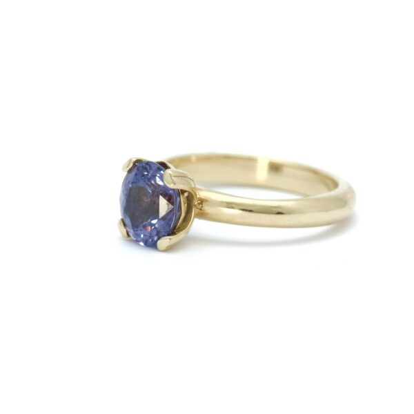 14 karaats geelgouden ring met blauw-paarse spinel. Zoveel schittering!!