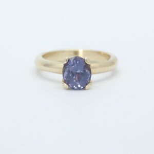 14 karaats geelgouden ring met blauw-paarse spinel. Zoveel schittering!!