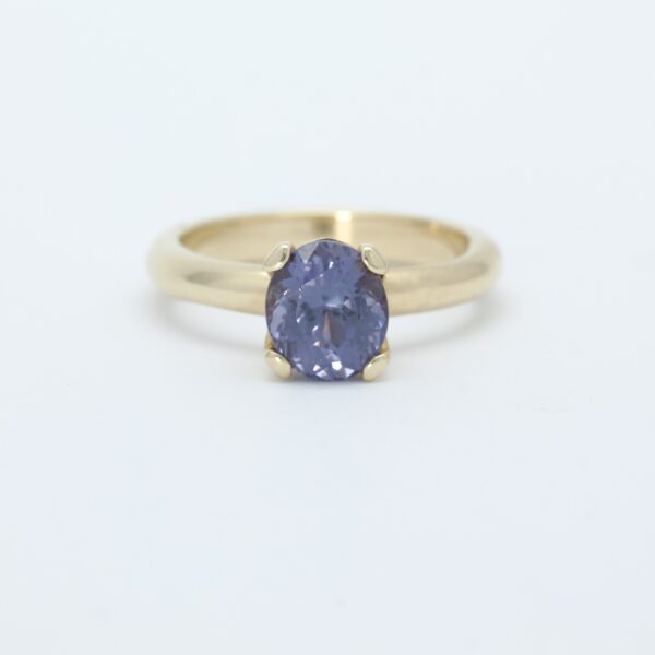 14 karaats geelgouden ring met blauw-paarse spinel. Zoveel schittering!!