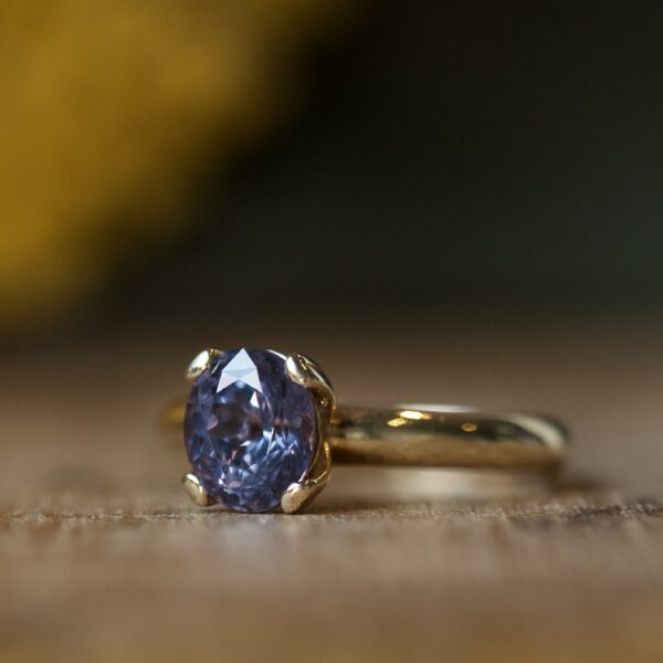 14 karaats geelgouden ring met blauw-paarse spinel. Zoveel schittering!!