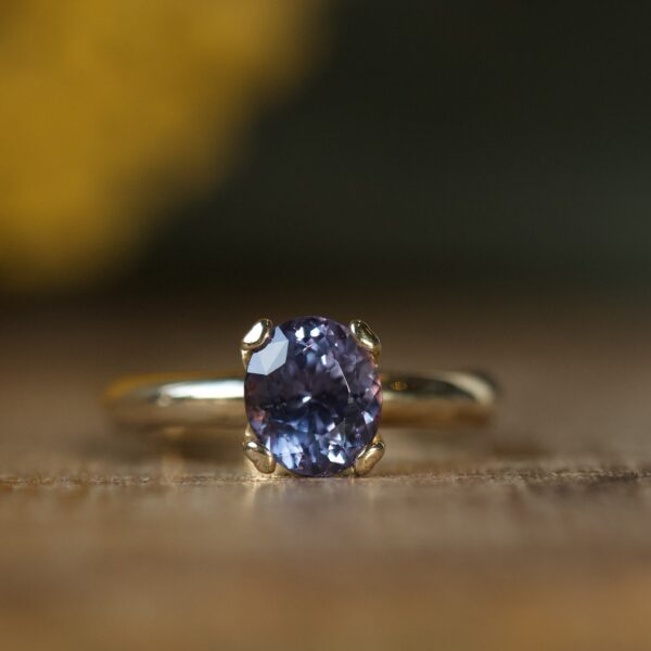 14 karaats geelgouden ring met blauw-paarse spinel. Zoveel schittering!!