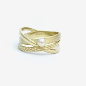 Gouden ring met persoonlijke gravure, parel en vingerafdruk